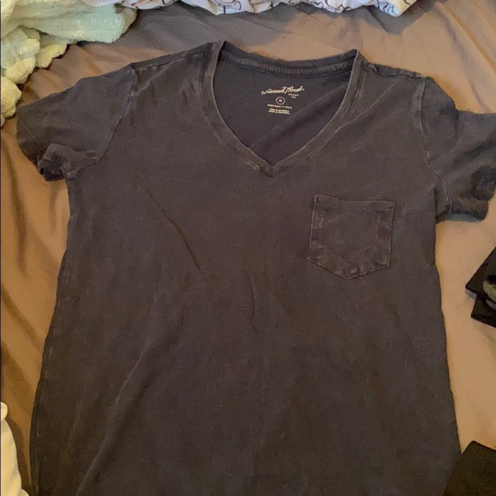 V-neck shirt w/pocket